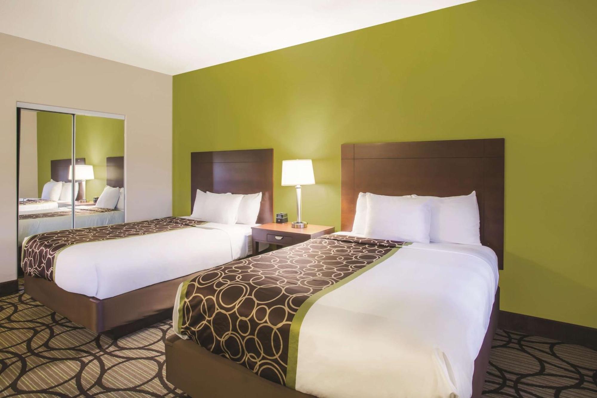 Queen Room Two Queen Beds Pet Friendly 1st Floor only Non-Smoking,1280774674:JPEG