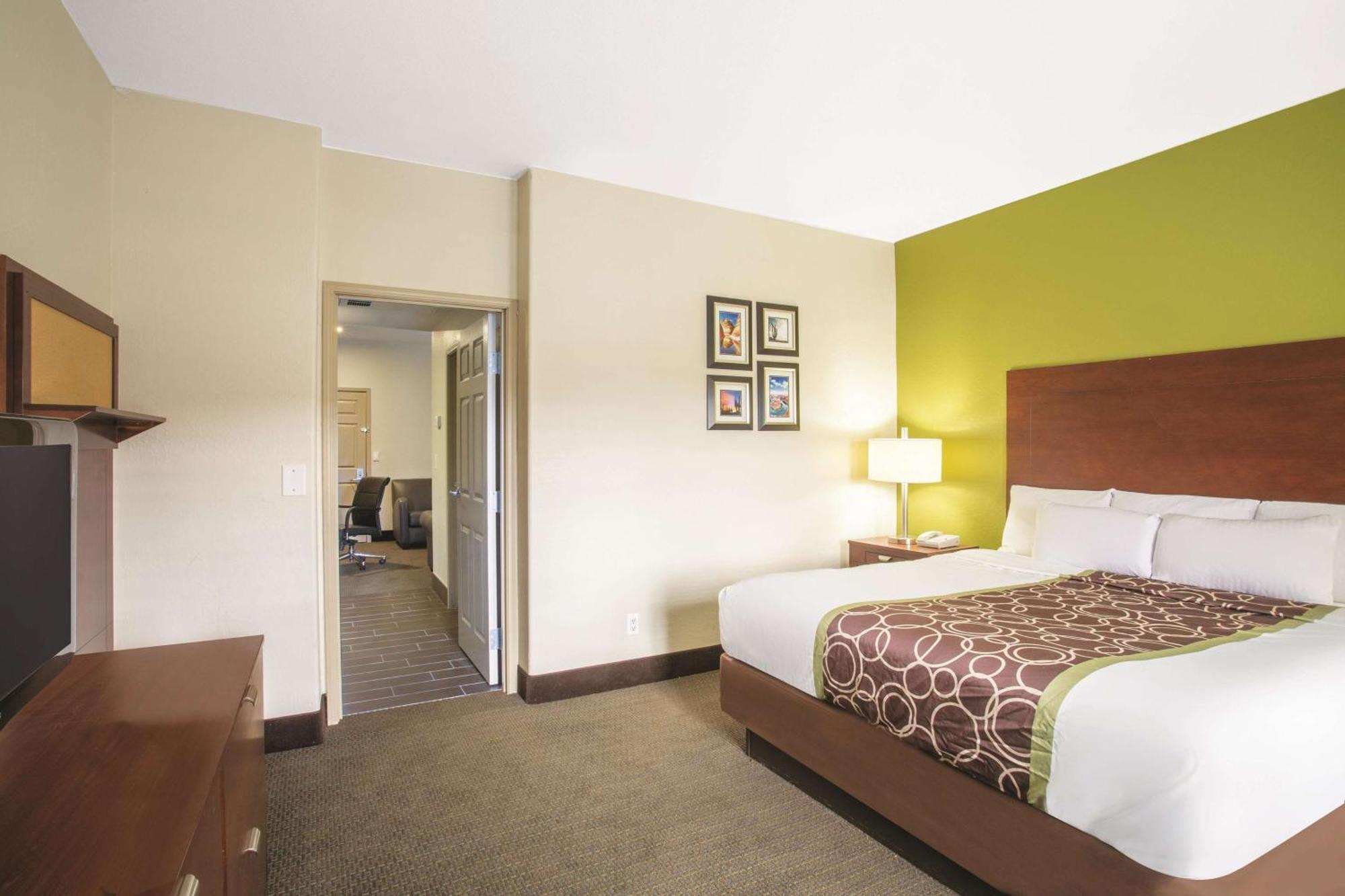 King Suite Pet Friendly 1st Floor Only Non-Smoking,1280775346:JPEG